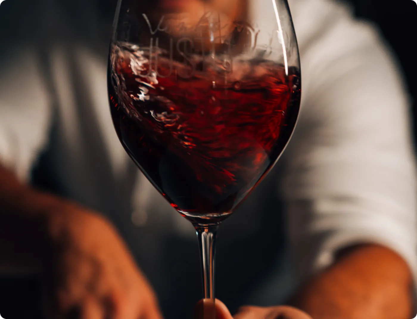 Taça de vinho tinto com a marca Vinho Justo gravada no cristal.